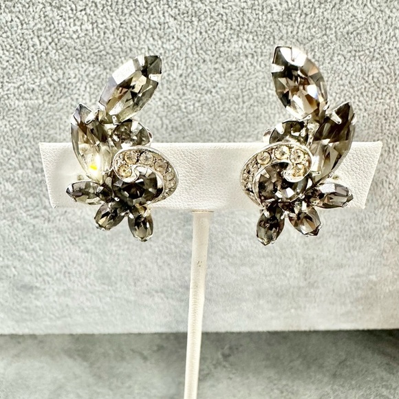 Vintage Signed Weiss Smokey Gray and Clear Rhinestone Prong Clip On Earrings - Picture 2 of 5